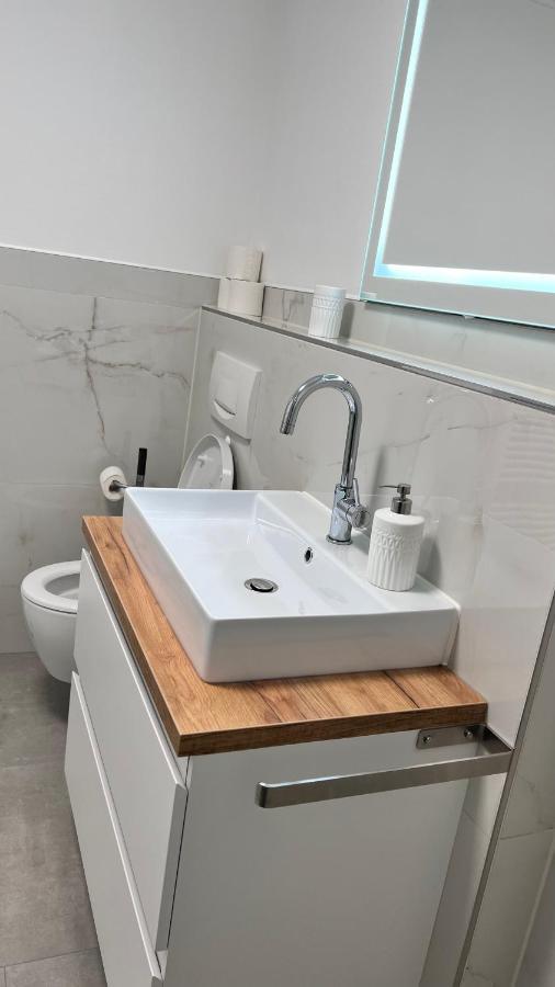 Awad'S White Apartment รูสท์ ภายนอก รูปภาพ